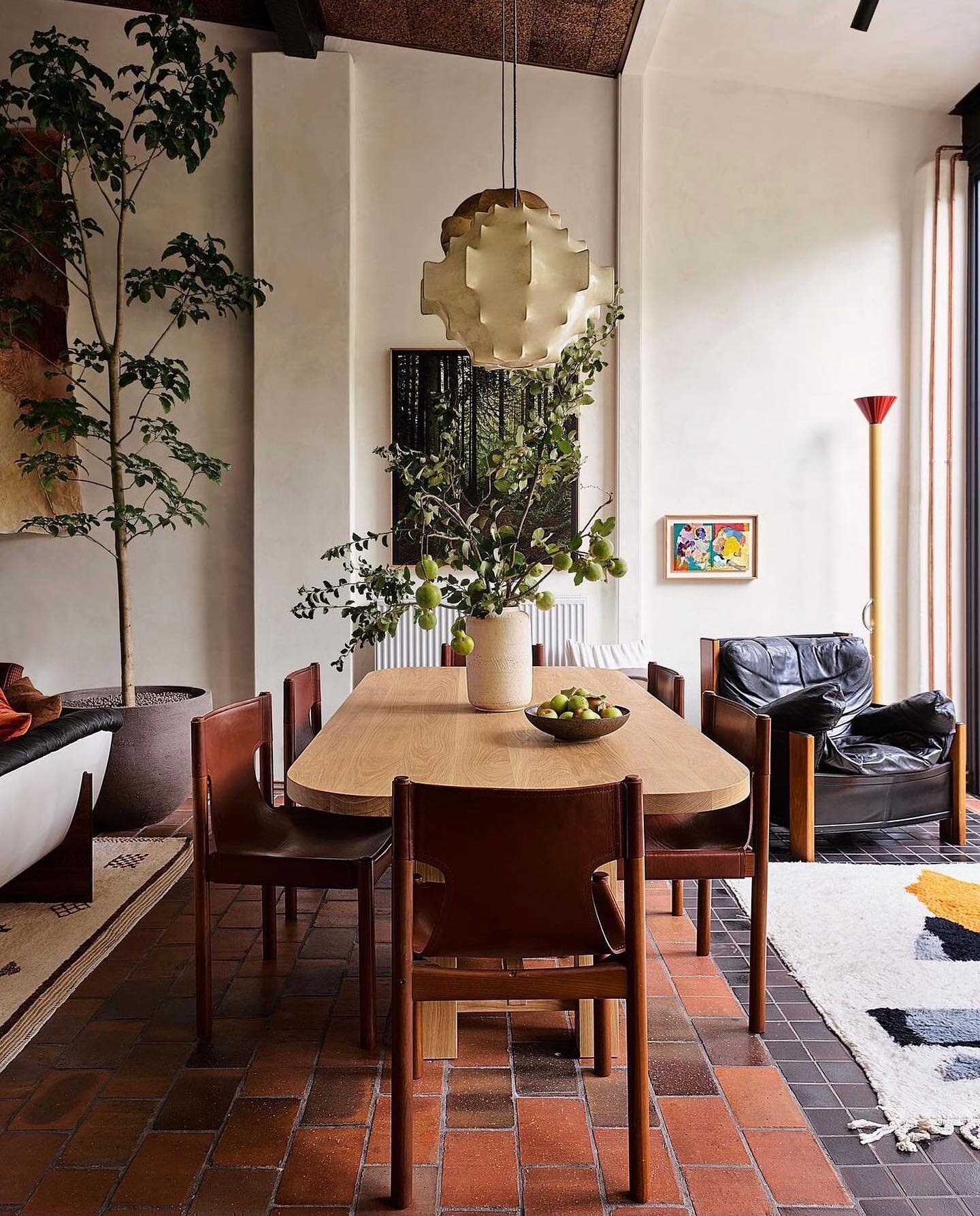 I have always been a huge fan of Troye Sivans music (the Good Side is one of my favorites), so it should come as no surprise that his interiors are equally as beautiful.
#interiorinspo #homedecor #dailydesigninspo #interiors #homedecor #beautifulspa